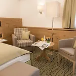 Hotell Romantik Gersberg Alm Mit Panoramablick Auf Und Outdoor Pool Ab Mai