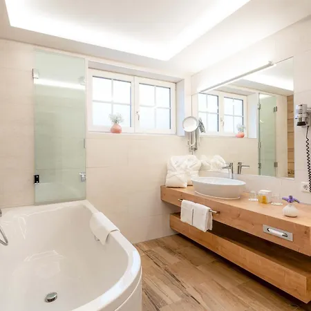 Romantik Gersberg Alm Mit Panoramablick Auf Und Outdoor Pool Ab Mai ホテル 4*